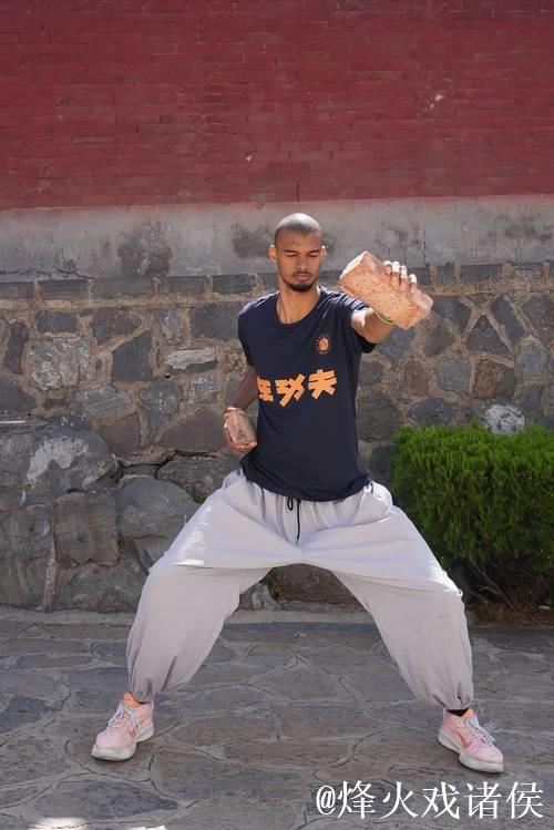 文班亚马关键回合遭卡鲁索防守引争议，这次对抗是否存在犯规？